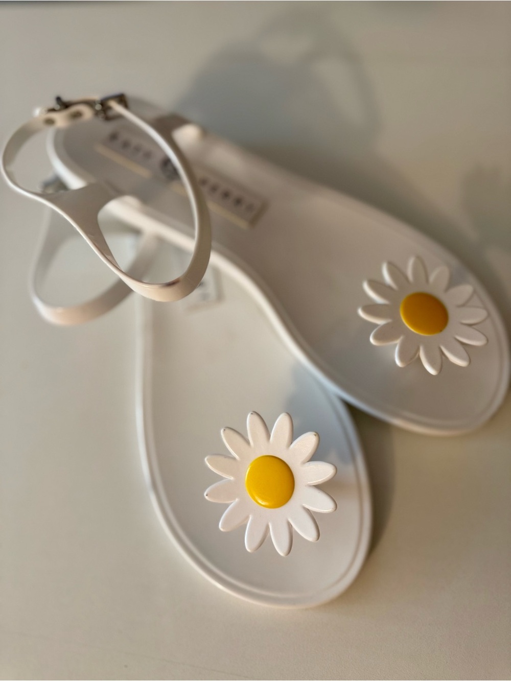 Katy Perry Collections White Daisy Jelly Sandals with Yellow Centers 8 - Picture 4 of 7